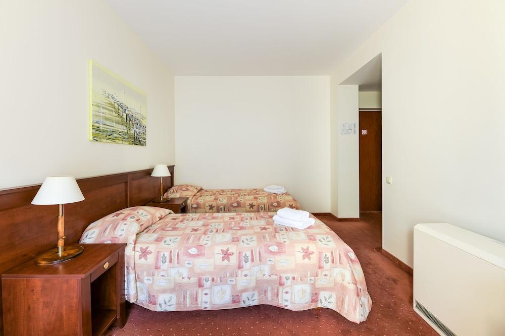 Regina 3*